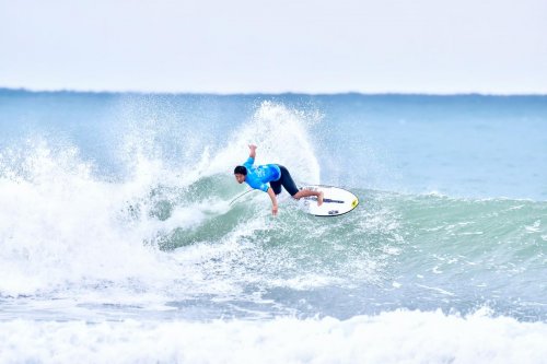 中国运动员首次在WSL比赛青少年组中夺冠