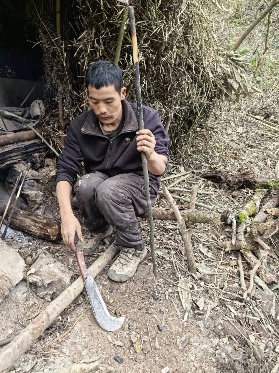 张家界荒野求生挑战赛主办方确认“刀疤哥”退赛，决赛还剩10名选手插图