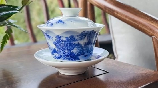 一款茶器何以登大雅之堂？“见山烧”青花背后的国器标准