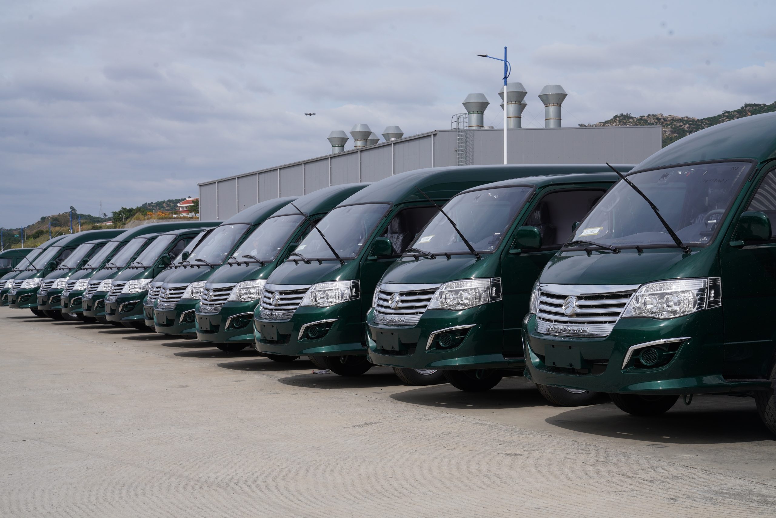 金旅600辆纯电物流车批量交付  助力中国邮政绿色转型