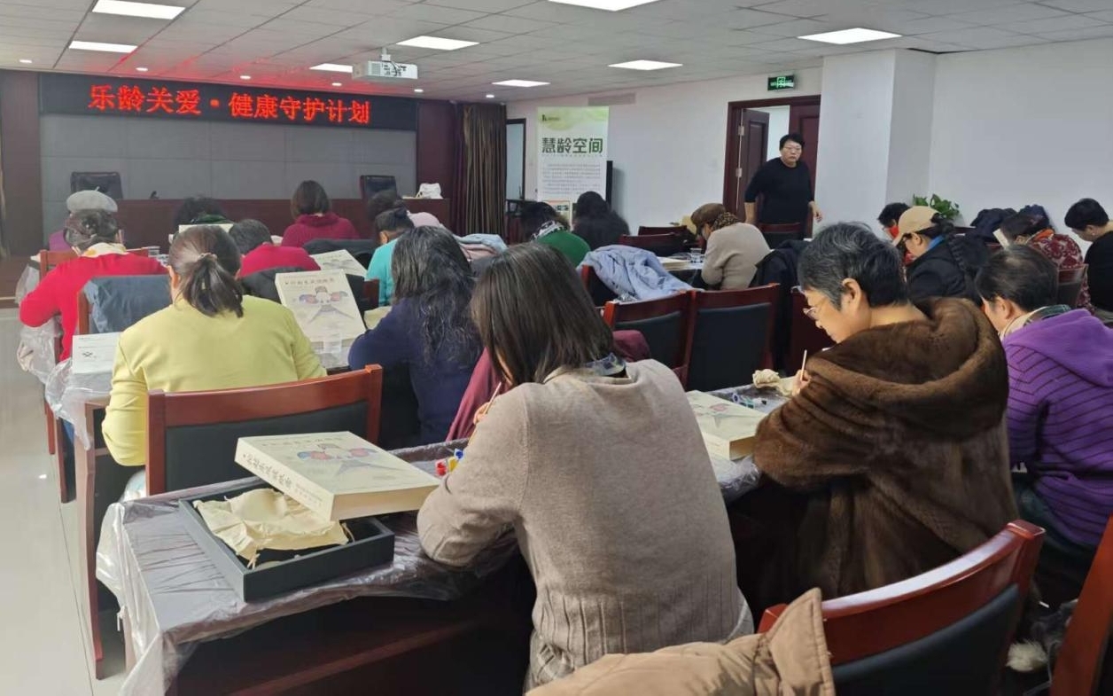 乐龄关爱健康守护计划走进清源街道 用风筝绘就爱与欢乐