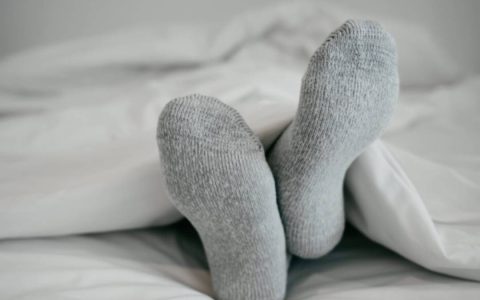 为什么医生劝你冬天穿袜子睡觉？好处让人意想不到，第3个太实用！尤其适合这几类人