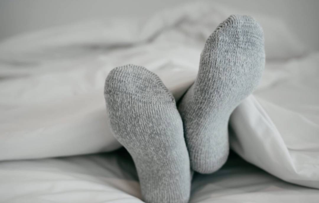 为什么医生劝你冬天穿袜子睡觉？好处让人意想不到，第3个太实用！尤其适合这几类人插图
