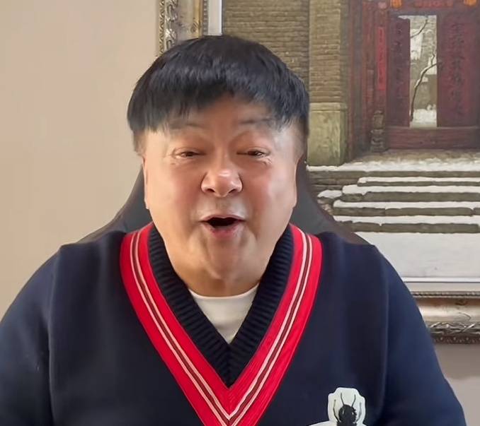 景区试戴帽子被要价5元，演员洪剑涛致歉：不知道乌毡帽特殊材质不易清理插图