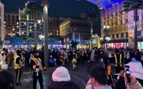 北京环球影城迎初雪，游客纷纷打卡“魔法世界”