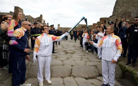 成龙参与米兰-科尔蒂纳冬奥会火炬传递活动