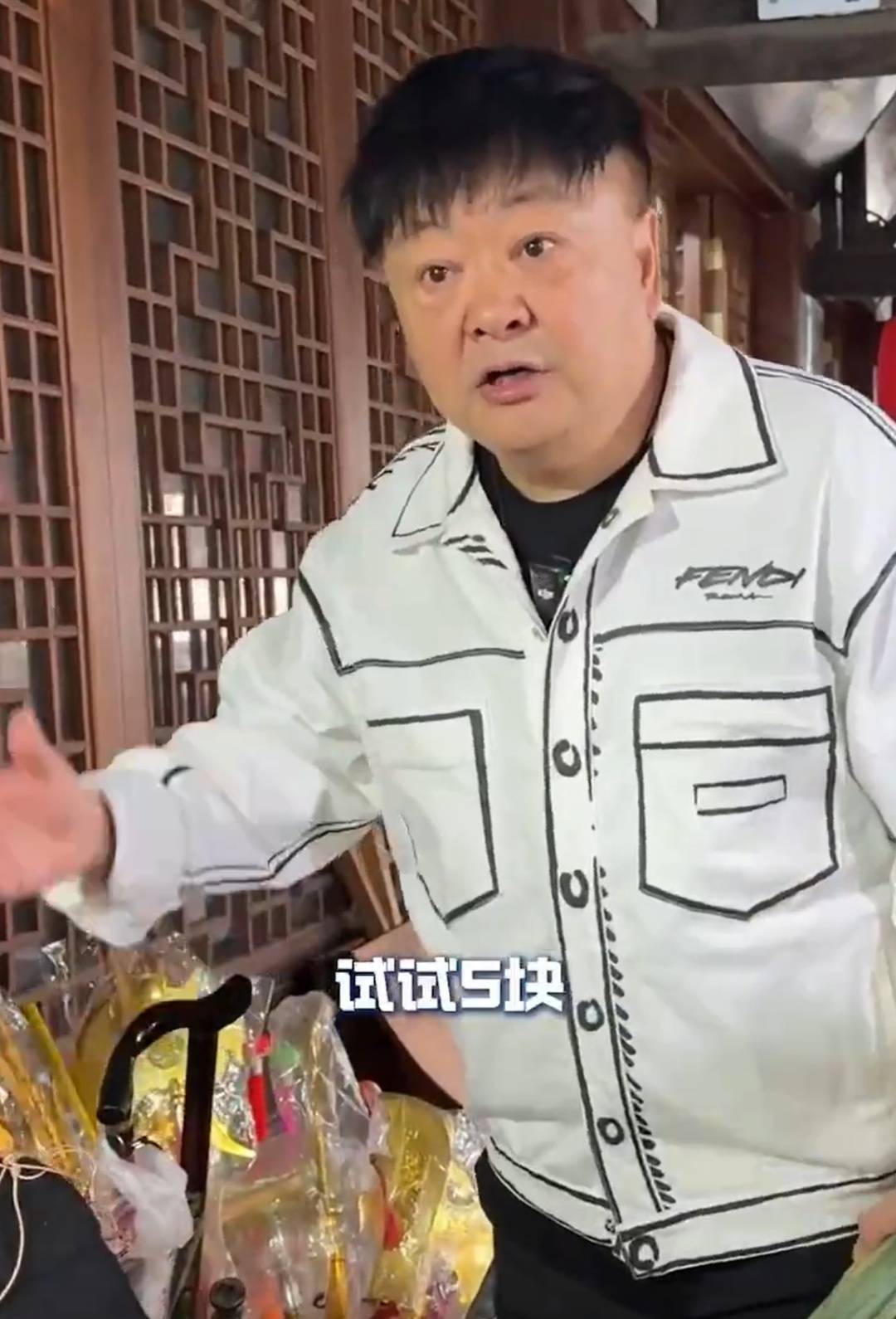 景区试戴帽子被要价5元，演员洪剑涛致歉：不知道乌毡帽特殊材质不易清理插图2