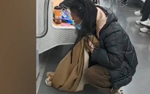 苏州一女乘客打翻奶茶后用围巾擦地，地铁：准备了新围巾和大礼包