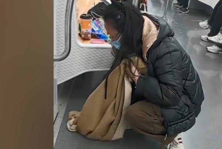 苏州一女乘客打翻奶茶后用围巾擦地，地铁：准备了新围巾和大礼包插图