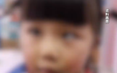 5岁女童沉迷玩手机变“斗鸡眼” 日均玩手机4至5小时