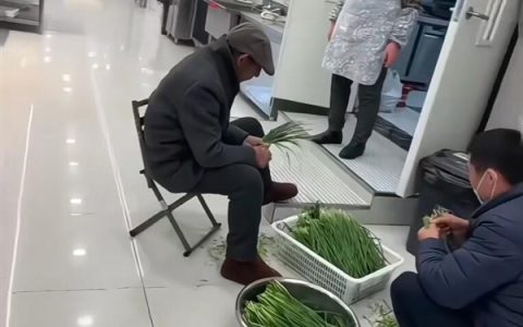 刘强东父母现身京东食堂做饭 网友：接地气的一家人