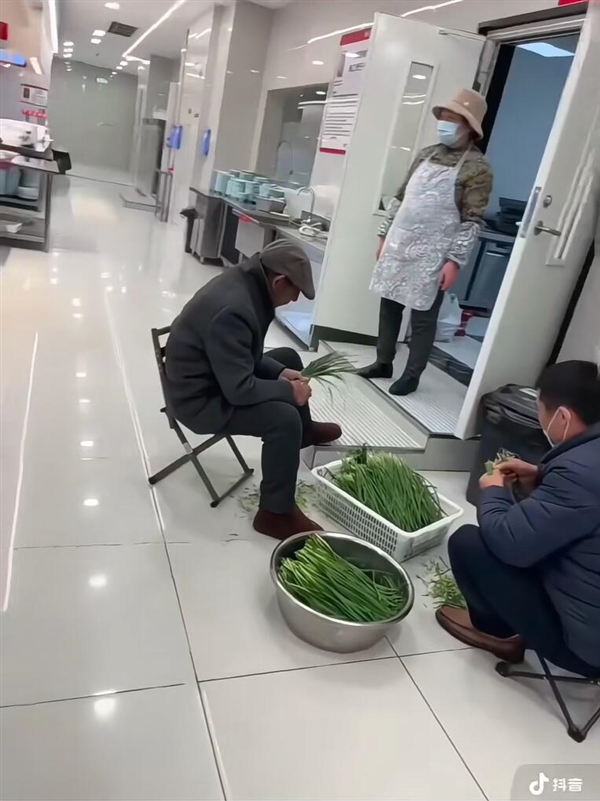 刘强东父母现身京东食堂做饭 网友：接地气的一家人插图