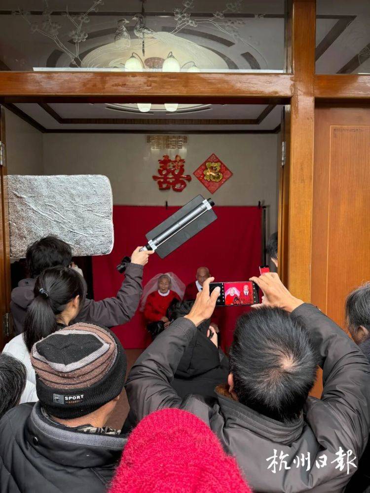 杭州百岁夫妻婚纱照火了！两人同年同月同日生