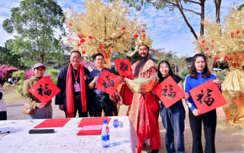 接福啦！2月1日，楹联名家在东莞观音山“挥春送福”！