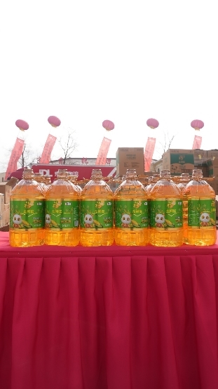 “我给家乡送年货”首站落地 光明村迎来最实在年货 米面油受欢迎插图 “我给家乡送年货”首站落地 光明村迎来最实在年货 米面油受欢迎插图