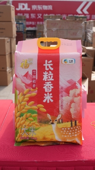 “我给家乡送年货”首站落地 光明村迎来最实在年货 米面油受欢迎插图1 “我给家乡送年货”首站落地 光明村迎来最实在年货 米面油受欢迎插图1