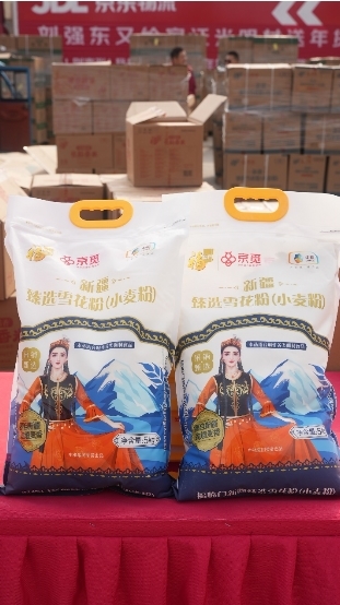 “我给家乡送年货”首站落地 光明村迎来最实在年货 米面油受欢迎插图2 “我给家乡送年货”首站落地 光明村迎来最实在年货 米面油受欢迎插图2