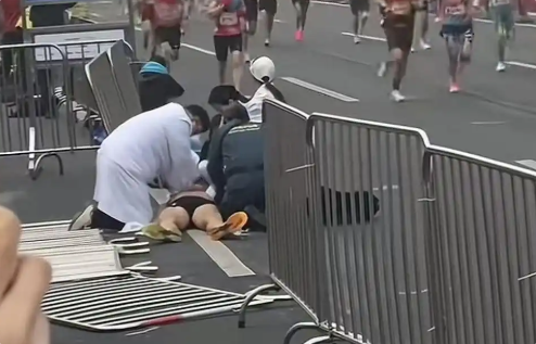 重庆马拉松一选手距终点百米倒地离世 主办方回应