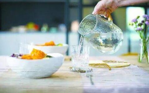 吃饭时喝水会影响消化？这几类人群要注意