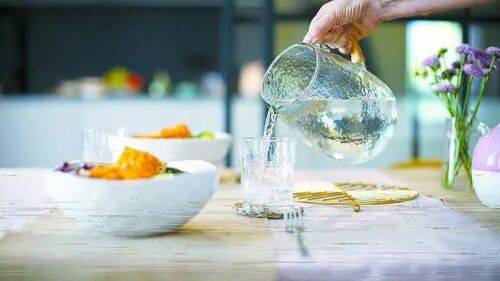 吃饭时喝水会影响消化?这几类人群要注意插图 吃饭时喝水会影响消化?这几类人群要注意插图