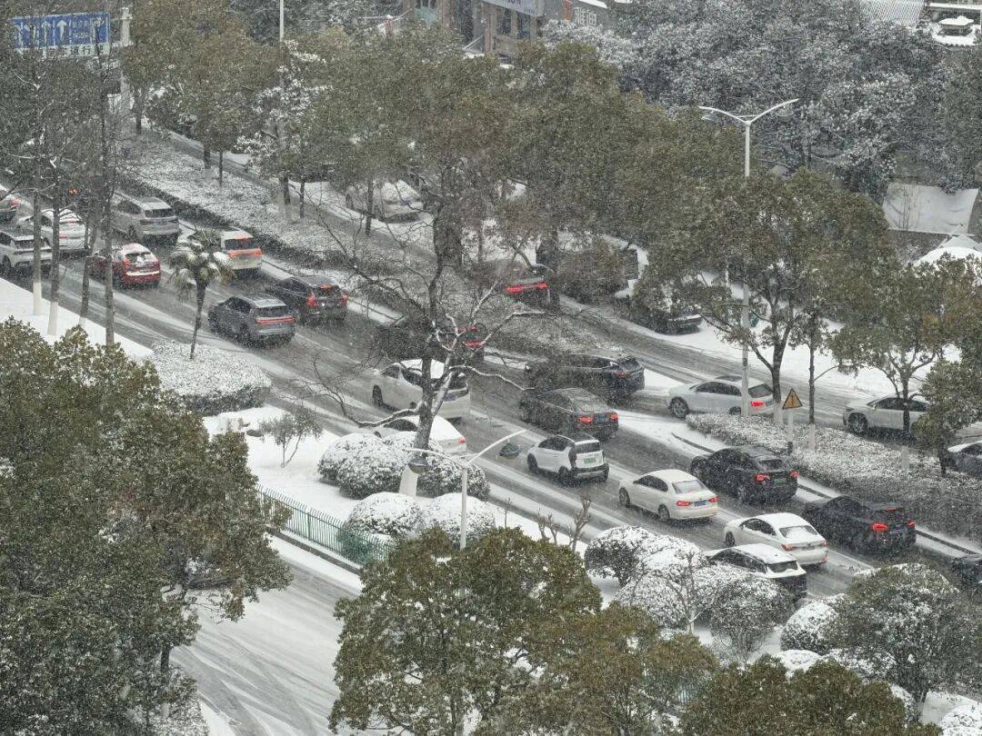 合肥正在降雪！市区多点缓行，地铁客流飙涨，绕城高速封闭插图