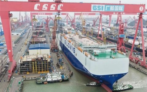 能装10800辆！国内建造的最大汽车运输船出坞