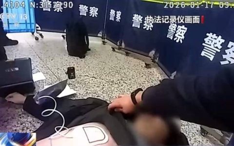 上海地铁站内上演17分钟生死救援 心梗乘客终获救