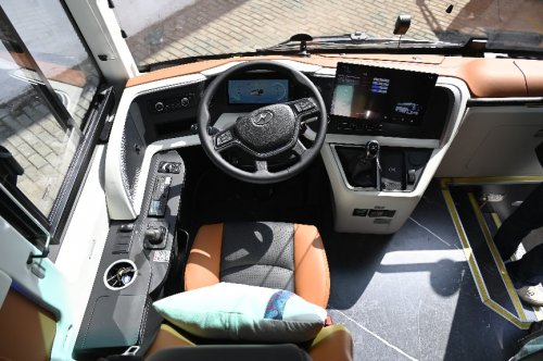 苏州金龙“公路和谐号”：打造高端商旅客运新标准插图3