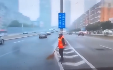 曝某智能辅助驾驶车辆径直冲向环卫工人：无视交规变道 画面诡异