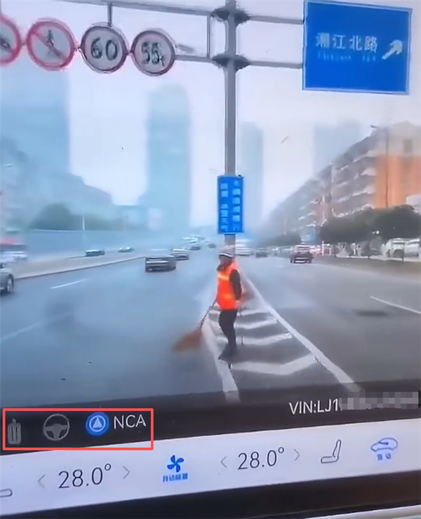 曝某智能辅助驾驶车辆径直冲向环卫工人：无视交规变道 画面诡异插图
