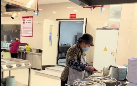 刘强东母亲在京东食堂煮饺子 回应网友每天都来