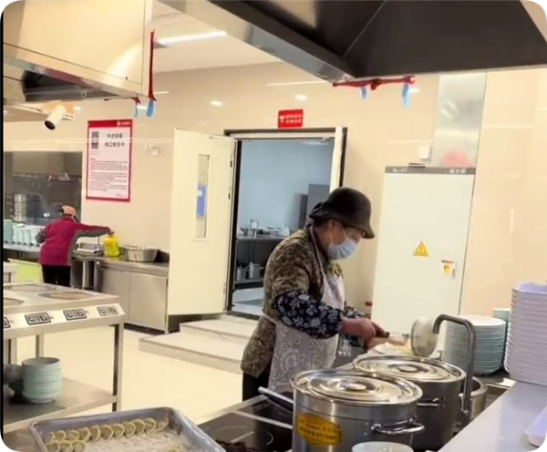 刘强东母亲在京东食堂煮饺子 回应网友每天都来插图