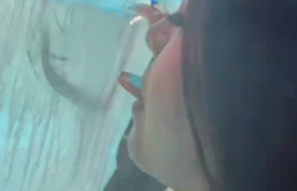 千万别试！南方人哈尔滨舔冰块 拔下后舌头流血插图