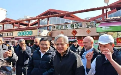 黄仁勋2026年首度来华 现身上海陆家嘴锦德菜市场 沉浸式体验市井风俗