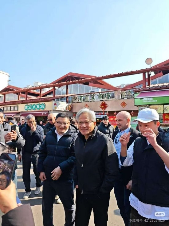 黄仁勋2026年首度来华 现身上海陆家嘴锦德菜市场 沉浸式体验市井风俗插图 黄仁勋2026年首度来华 现身上海陆家嘴锦德菜市场 沉浸式体验市井风俗插图