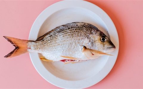 张小泉剪刀剪鲜鱼时手柄断裂 客服回应：已登记