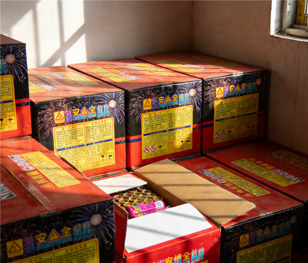 央视提醒：朋友圈卖烟花爆竹可能违法 转发也需担责插图