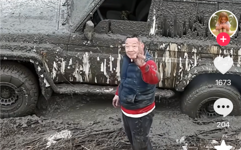 于东来参加越野活动驾车冲入泥潭 人和车都沾满泥仍玩得尽兴