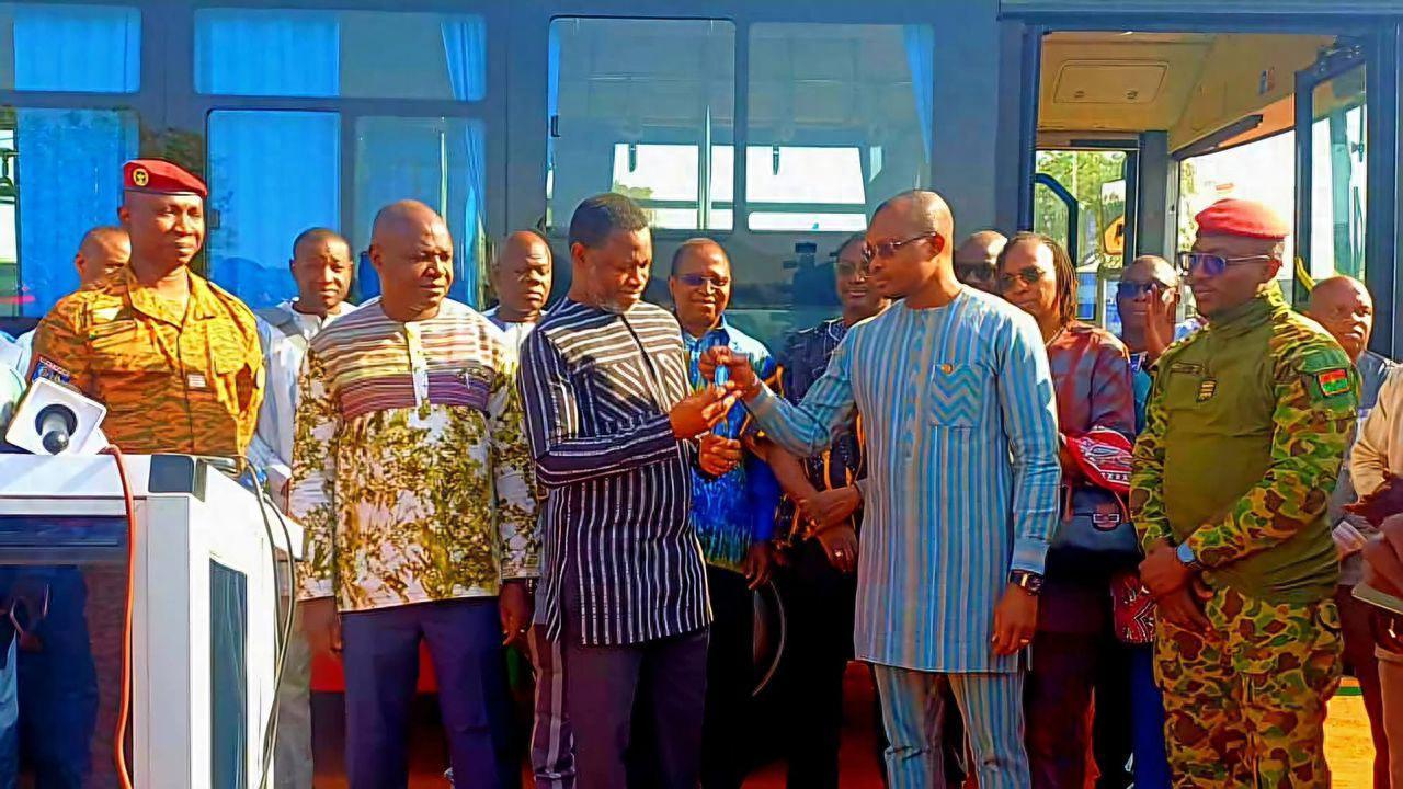 布基纳法索总理见证！250台苏州金龙海格公交闪耀瓦加杜古插图
