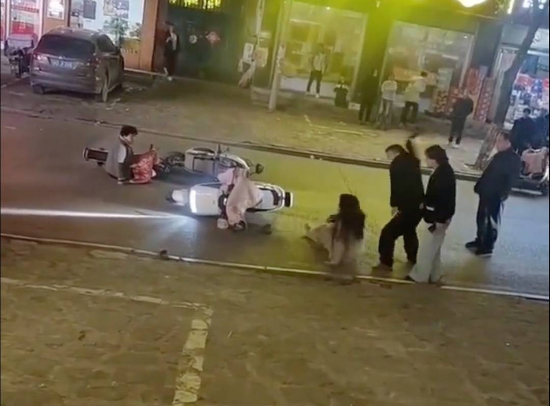 官方再通报“夫妻当街殴打15岁女孩”：现场还曾错打三人，女孩轻伤二级插图