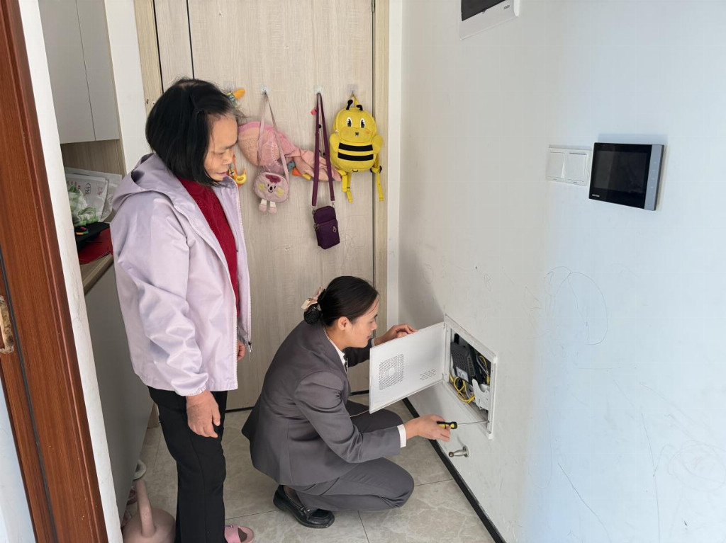 新春“留守管家”的日记：贴春联、修水管，她是老人们的“临时闺女”插图2