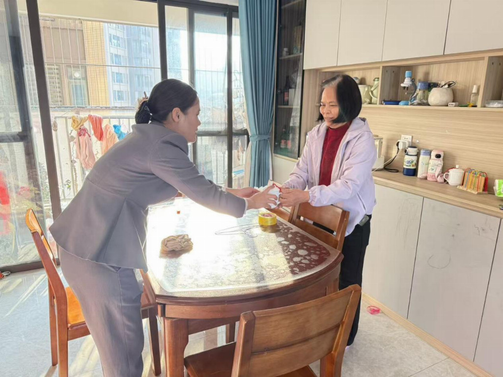 新春“留守管家”的日记：贴春联、修水管，她是老人们的“临时闺女”插图4