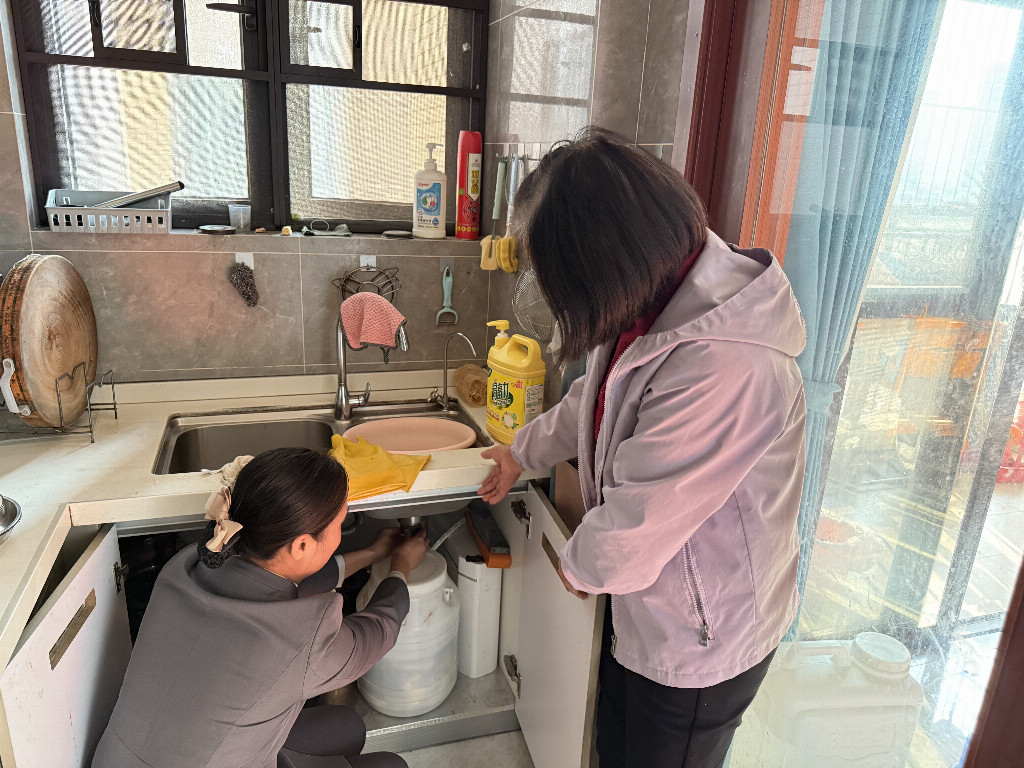 新春“留守管家”的日记：贴春联、修水管，她是老人们的“临时闺女”插图1