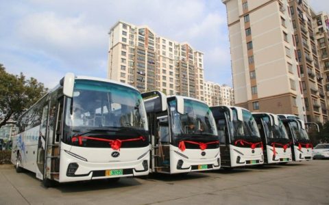 赋能多元业务发展！批量苏州金龙新V系客车交付张家港港城汽运