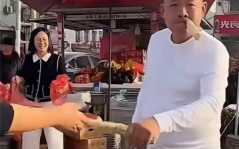 于东来宣布退休后现身老家街头 边吃边叫卖甘蔗