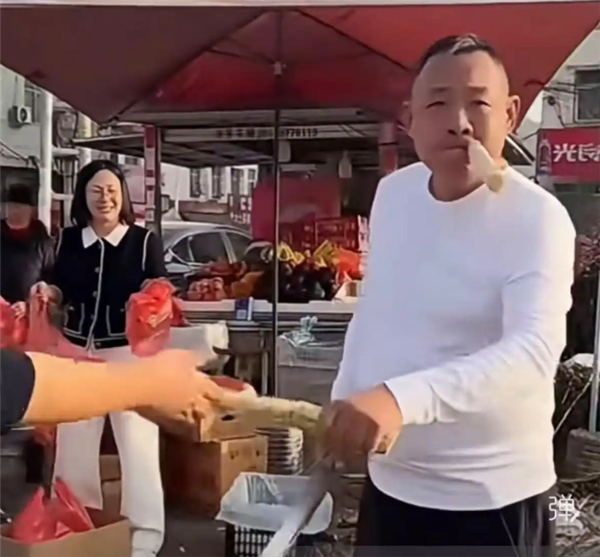 于东来宣布退休后现身老家街头 边吃边叫卖甘蔗插图