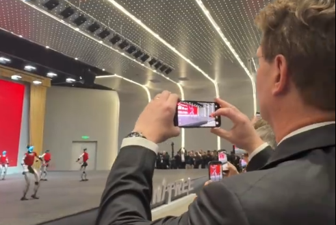 奔驰宝马CEO围观宇树机器人：一个垫着脚 一个录视频发家人插图