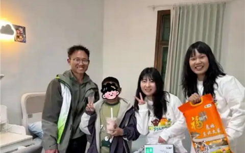 奶茶品牌一点点资助男孩戴小天才千元手表引热议：官方回应