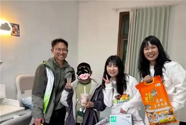 奶茶品牌一点点资助男孩戴小天才千元手表引热议：官方回应插图