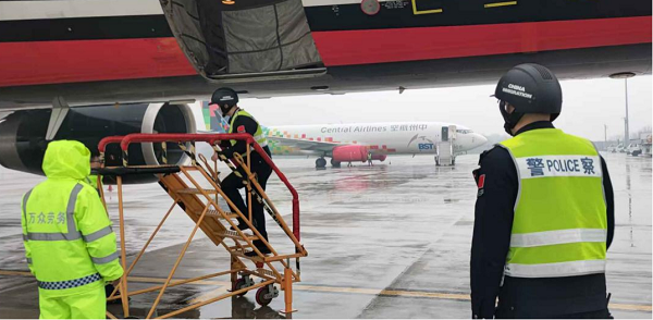 烟台机场边检站成功保障顺丰航空“空空联运”国际货运航班首航插图1